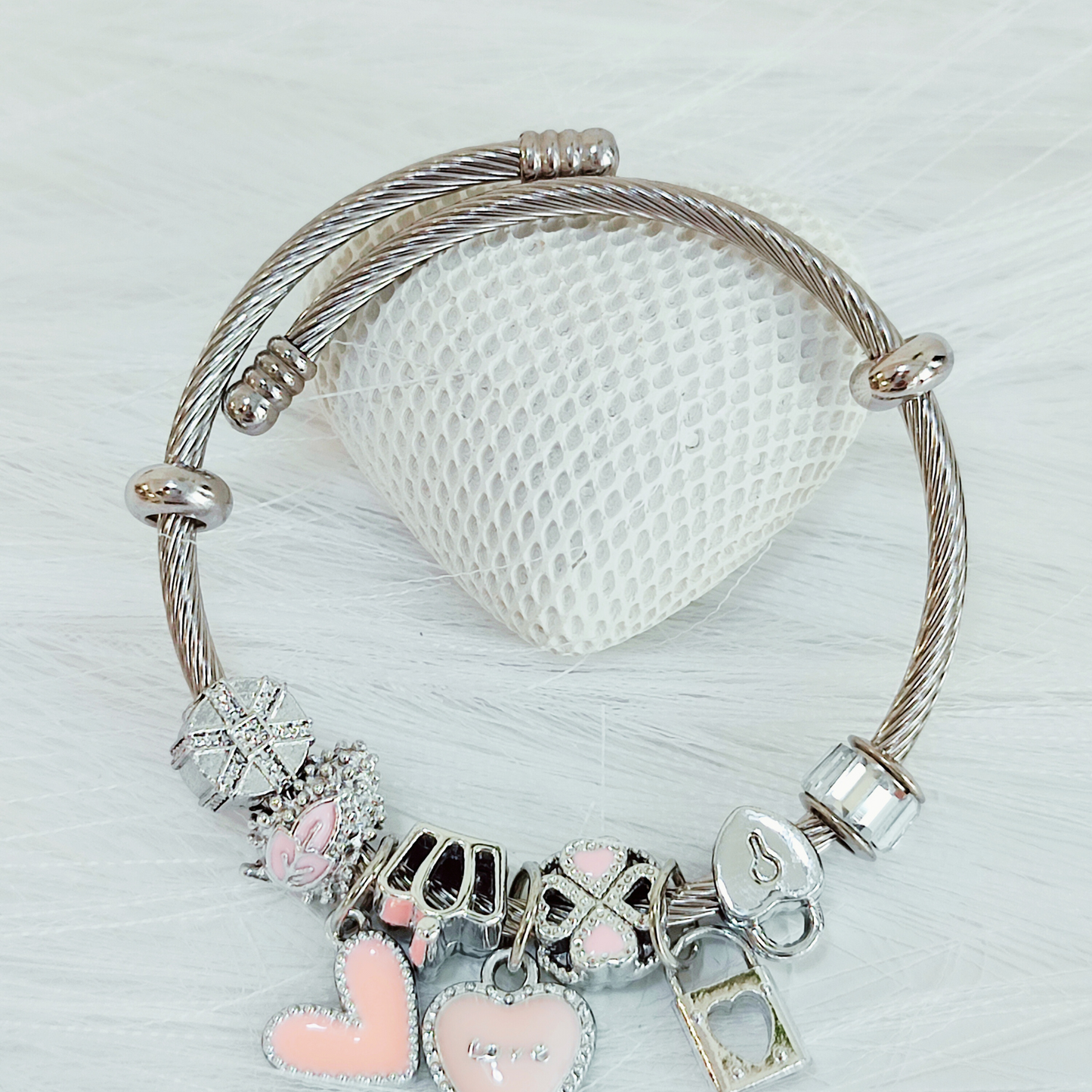 Pulsera encanto, con charms rosados personalizables