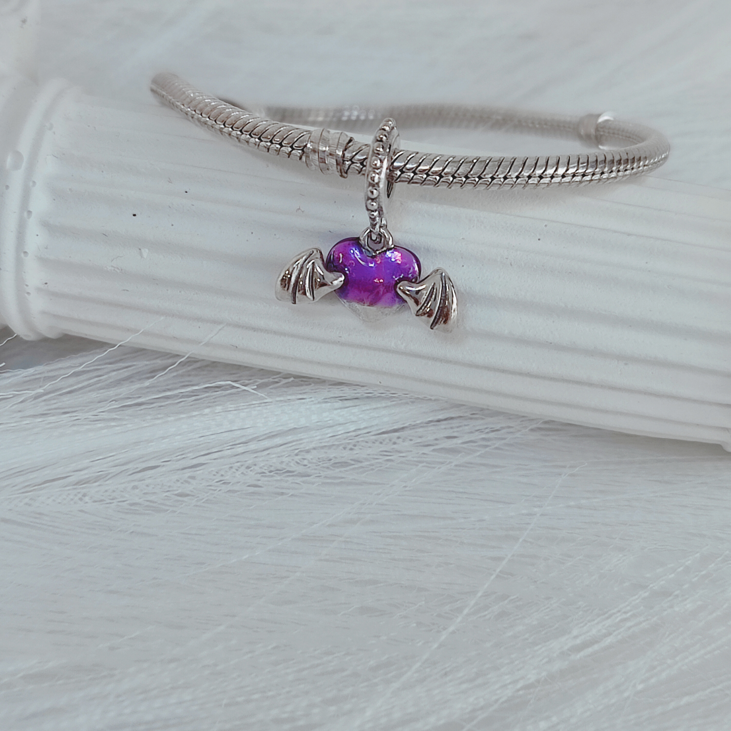 Charm de Corazón Morado con Alas Plateadas en Plata S925