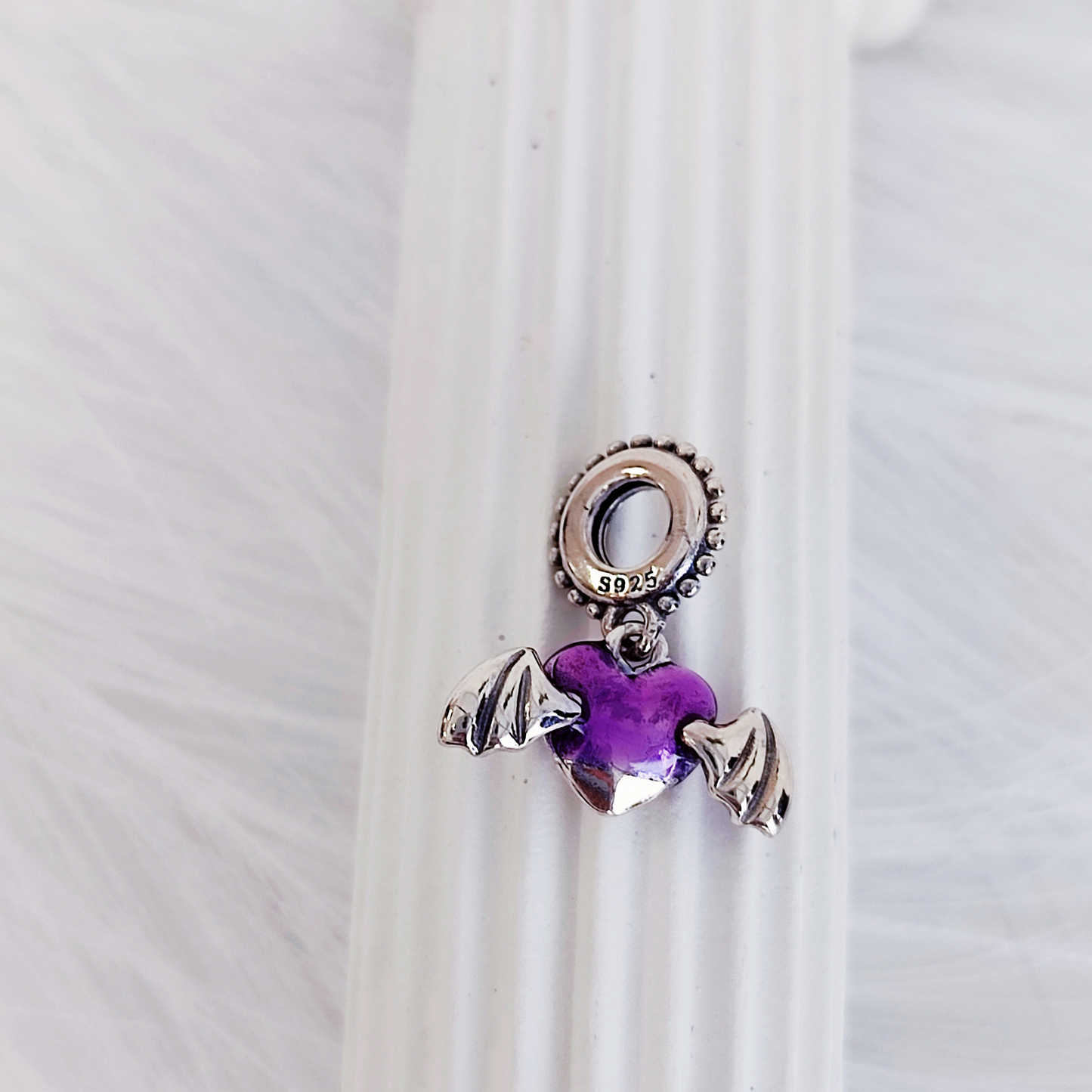 Charm de Corazón Morado con Alas Plateadas en Plata S925