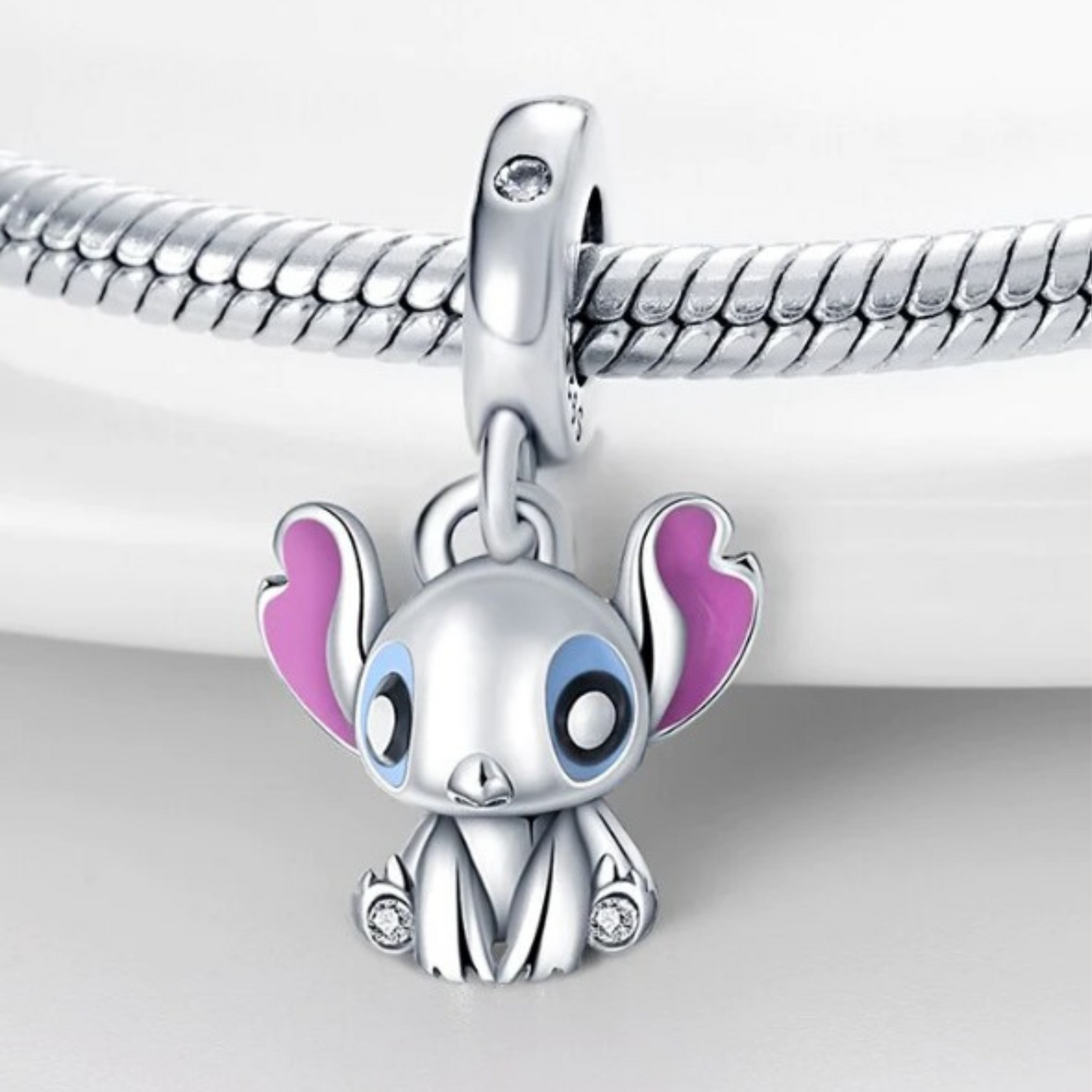 Charm Stitch de Disney en Plata S925 – El Encanto de la Aventura