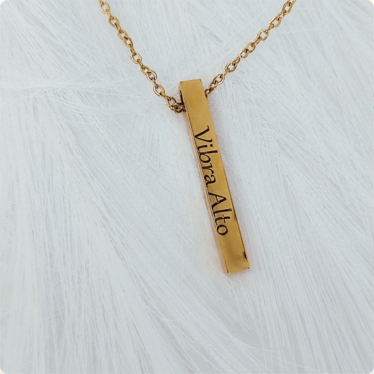 Collar con Colgante de Barra Personalizado – Elegancia Minimalista y Personalización Única