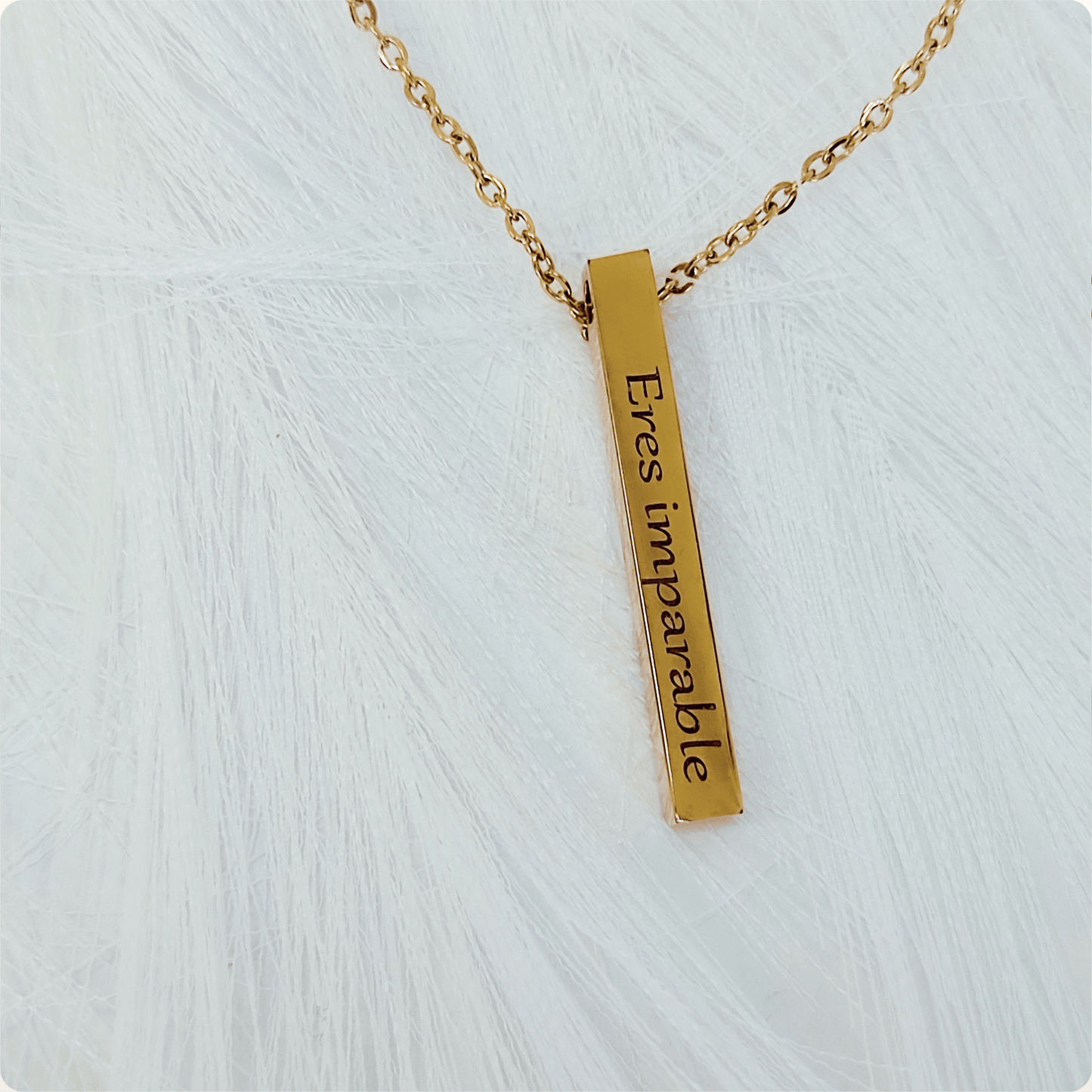 Collar con Colgante de Barra Personalizado – Elegancia Minimalista y Personalización Única