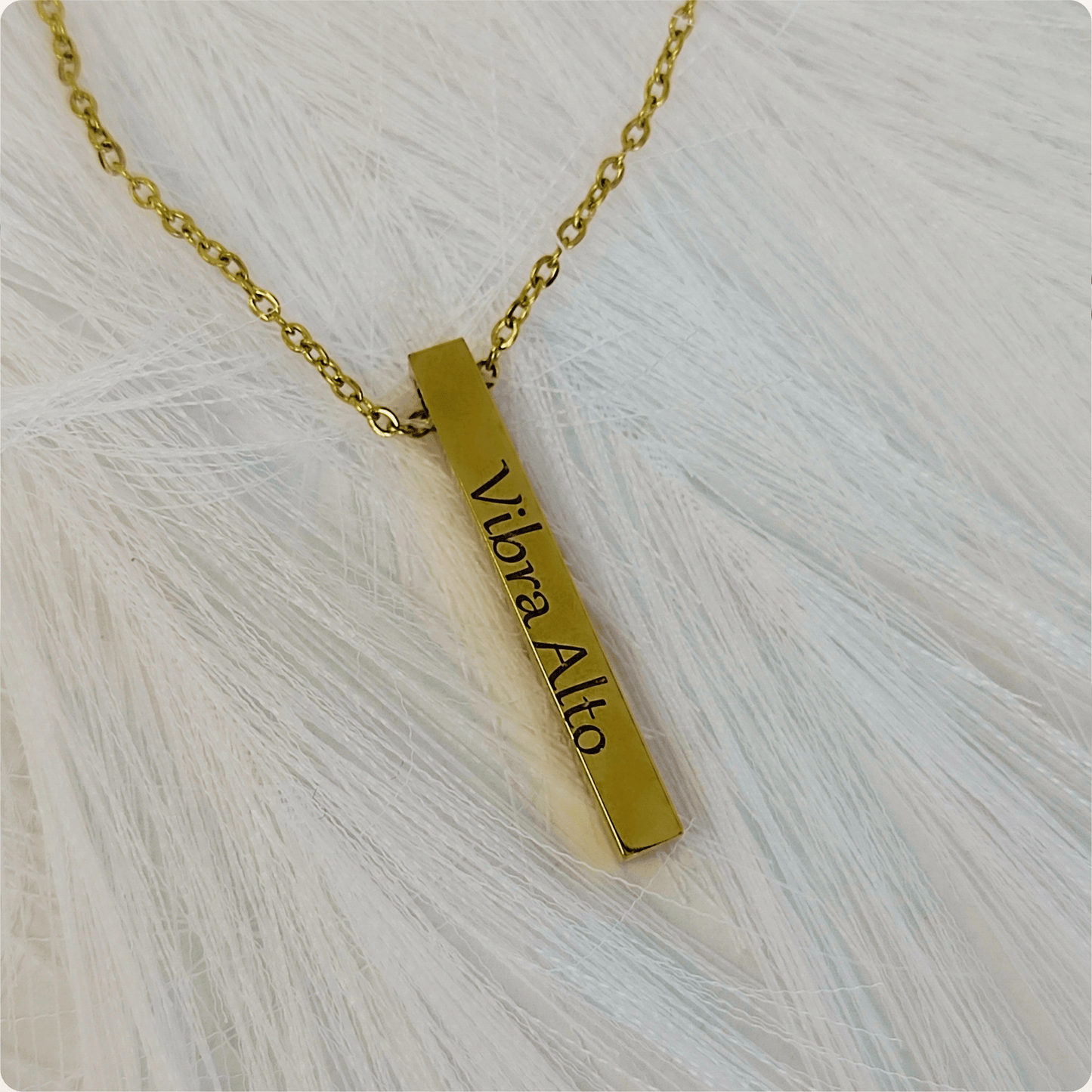 Collar con Colgante de Barra Personalizado – Elegancia Minimalista y Personalización Única